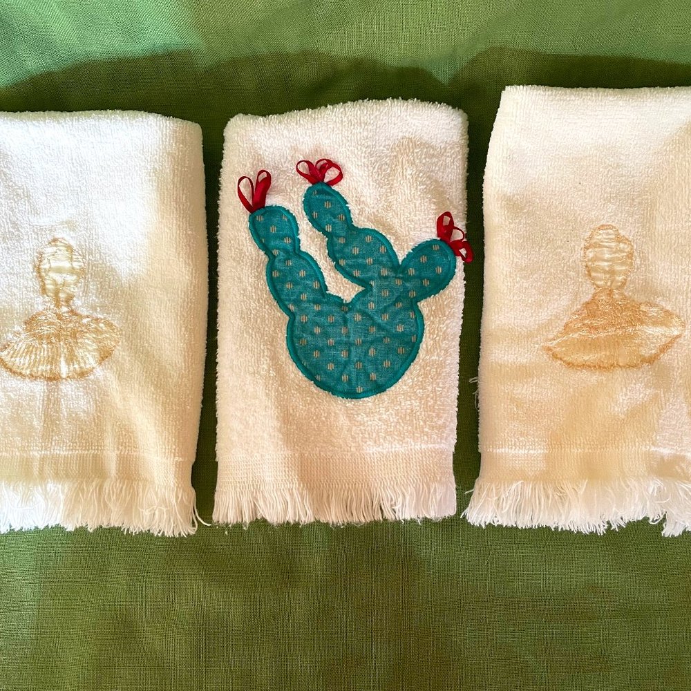 Vintage Fingertip Towels Qty 3 SW and Seashell Design